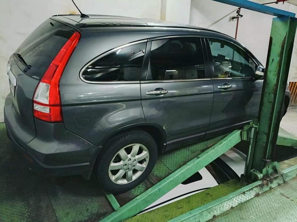 事件曝光後,也有網友指出「下面的車恐怕更慘」。(圖/翻攝自臉書社團爆廢公社)
