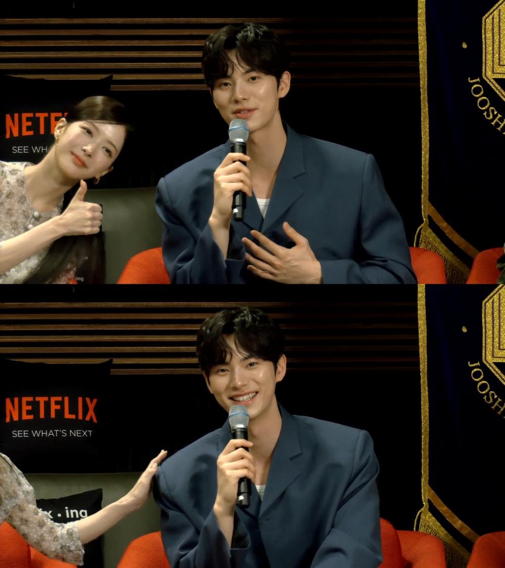 李彩玟只拿到98分，給這個分數的盧正義（左）在一旁安慰他。（圖／Netflix提供）