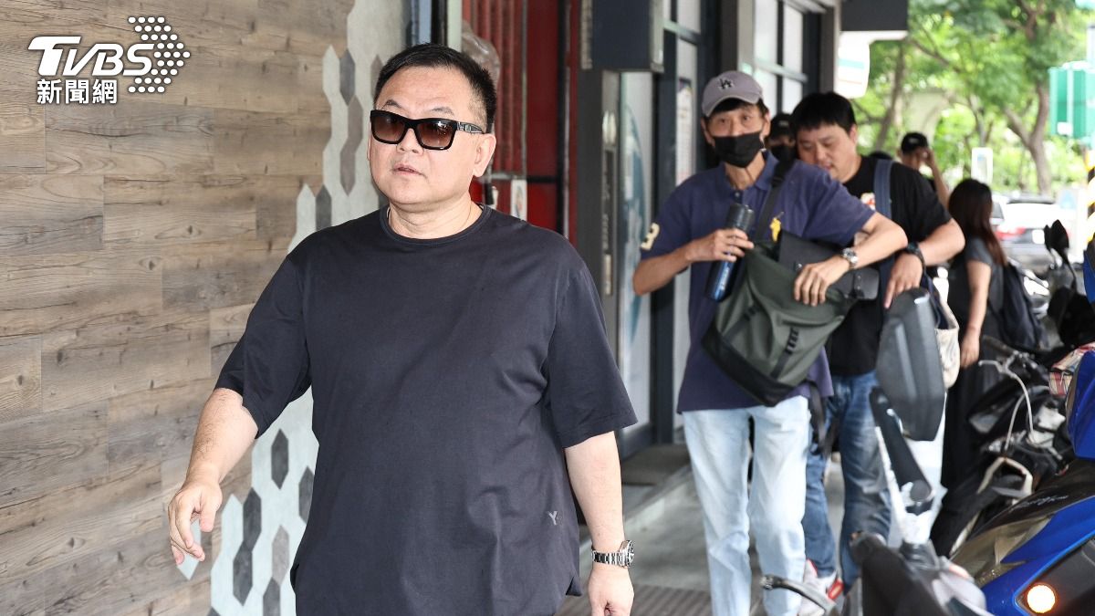 《角頭》現身邱瓈寬母親靈堂 喜翔率黃騰浩致意:請節哀