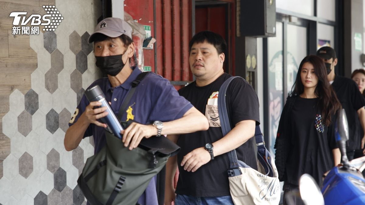 喜翔（左起）、吳震亞、林真亦、黃騰浩慰問邱瓈寬。（圖／張哲鳴攝）