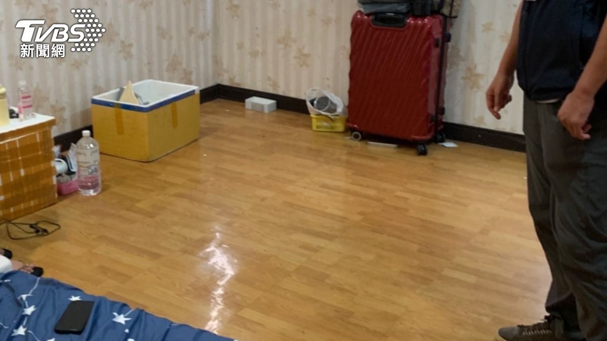 女子被迫監禁在養生館,性交易賺的30萬也都進了業者口袋。(圖/TVBS)