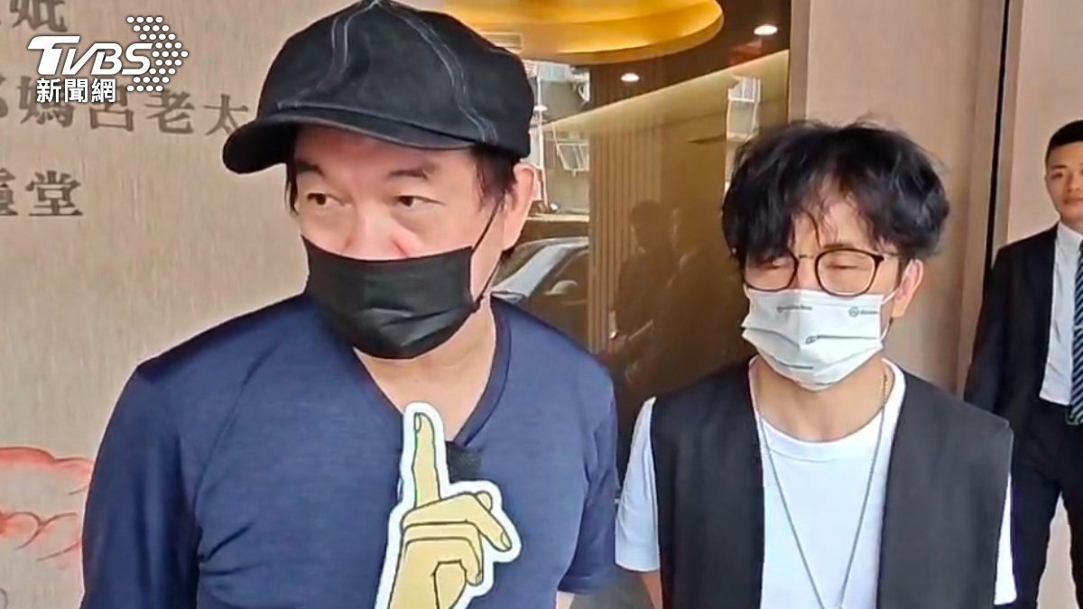 康康、唐從聖在靈堂外受訪。(圖/張哲鳴攝)