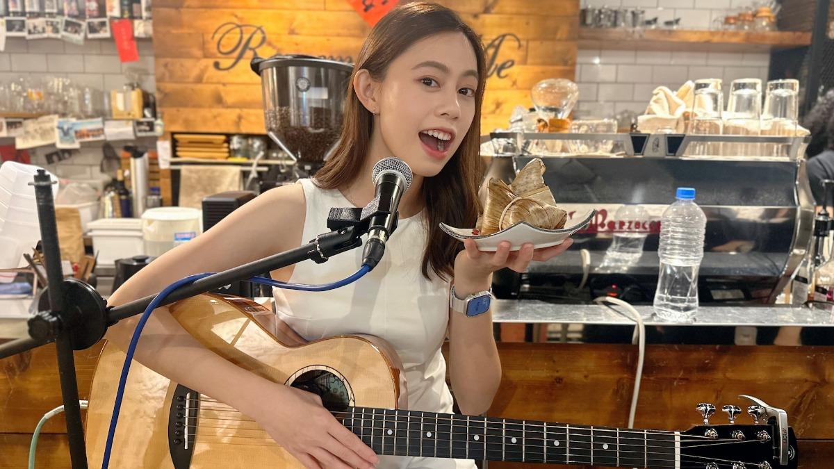 張靜汶在端午連假期間開唱,收到粉絲送的粽子。(圖/壹日音樂Day One Music @ PMP Entertainment提供)