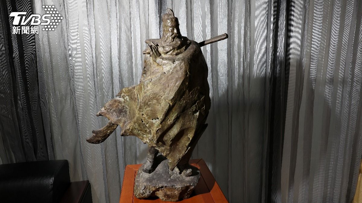 張榮興不管到哪裡都會帶著這尊關公像,象徵公理、正義。(圖/葉志明攝)