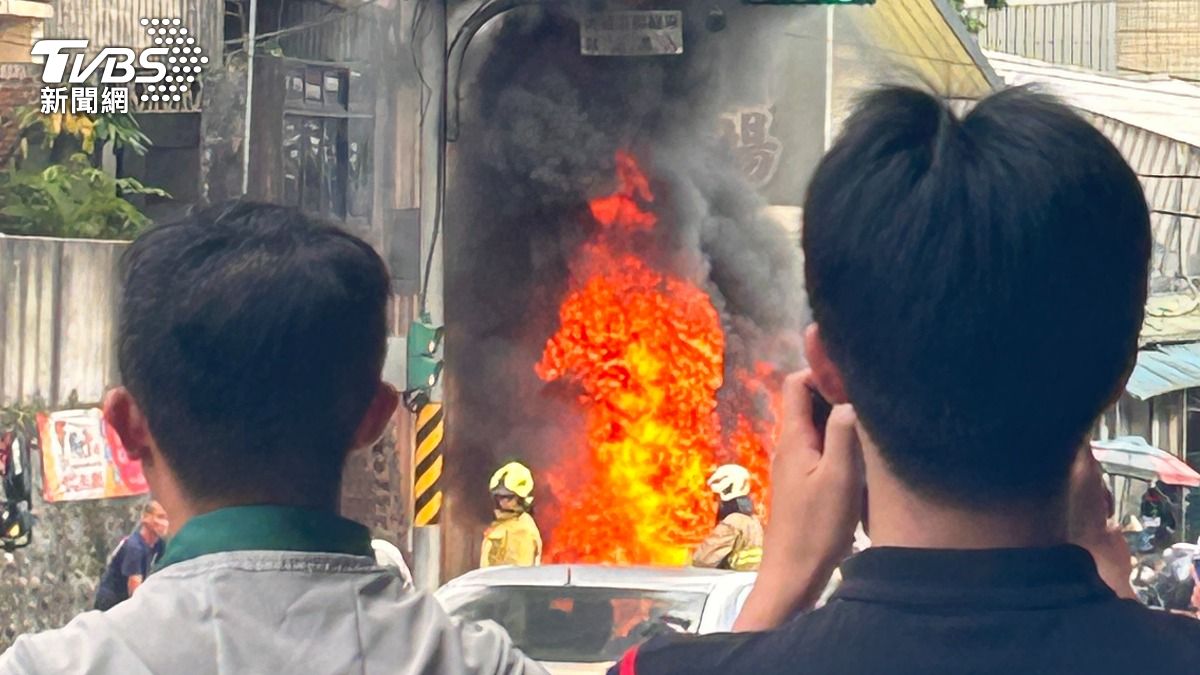 休旅車突起火。（圖／TVBS）