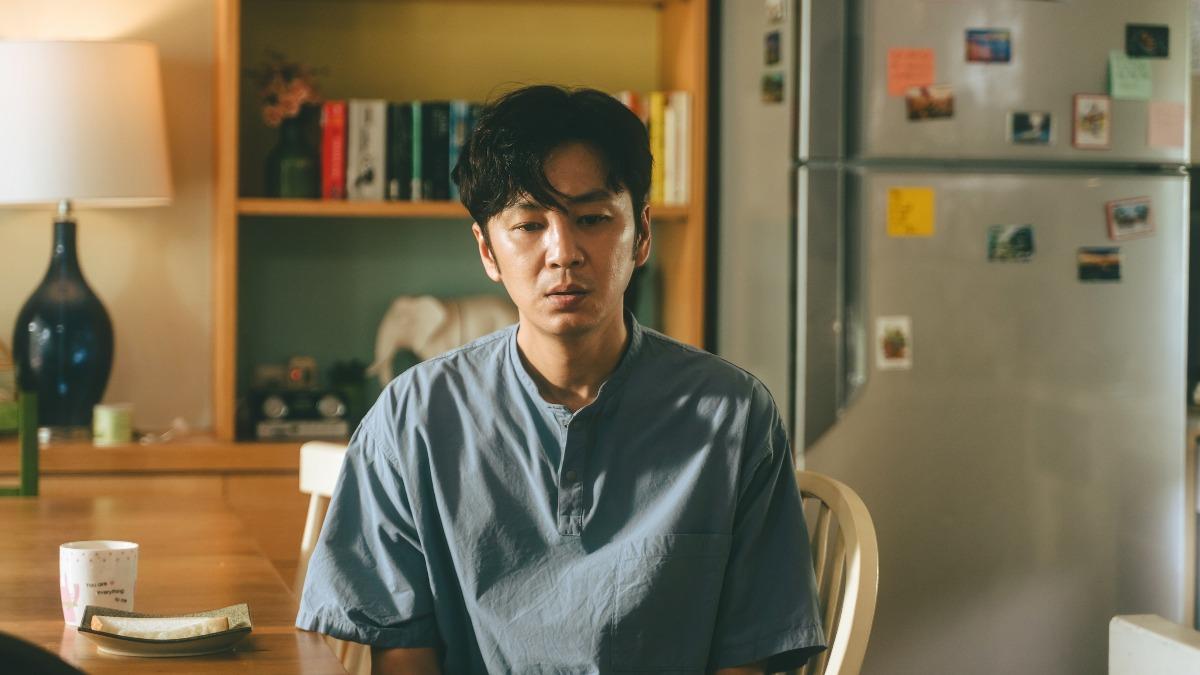 《我的婆婆怎麼那麼可愛2》張書偉遇「長腿前妻」上門驚慌失色。（圖／公共電視提供）