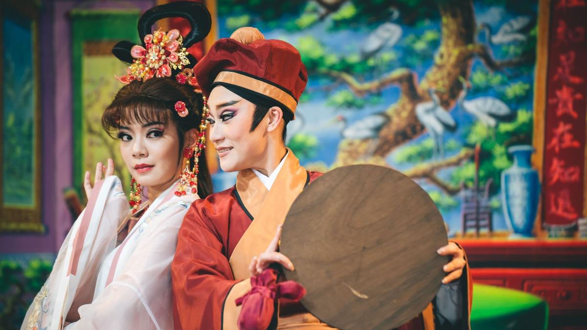 林雨宣(左)、何佩芸粉墨登場演歌仔戲。(圖/華視、公視台語台提供)