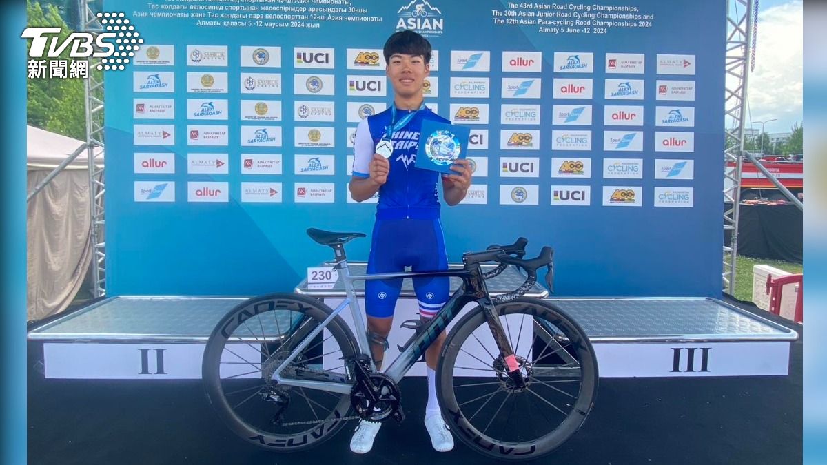 李亞倫自費參賽拿下青年組公路賽銀牌，終點飆出男兒淚。(照片提供大甲高中)