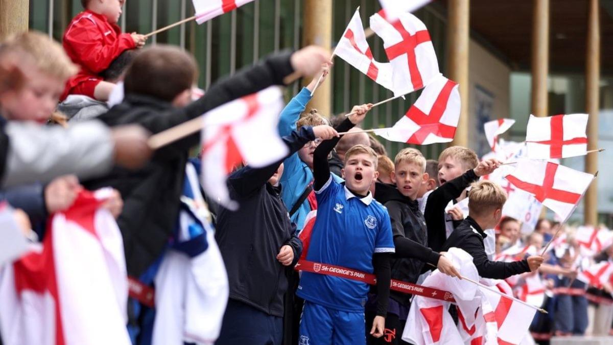 英格蘭隊離開英國前受到球迷熱烈歡送。(圖/翻攝自IG@england)
