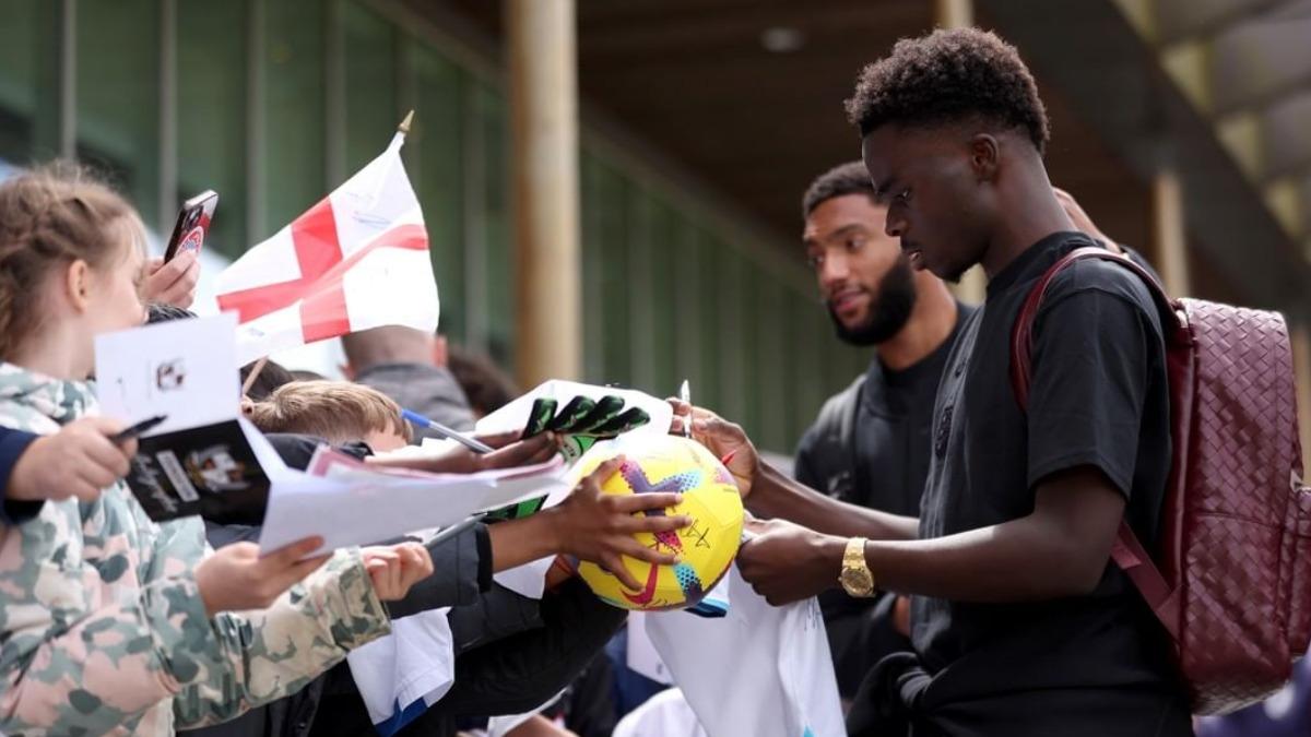 薩卡(Bukayo Saka)幫小球迷簽名。(圖/翻攝自IG@england)