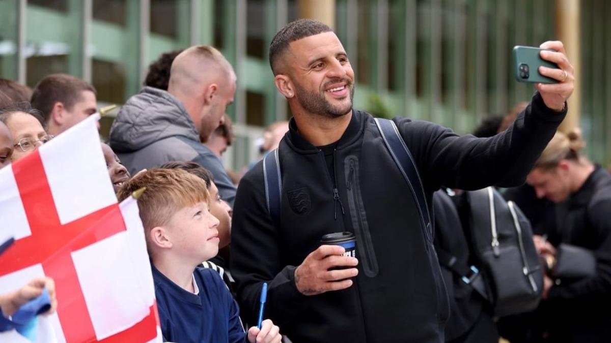 沃克(Kyle Walker)和小球迷自拍,場面相當溫馨。(圖/翻攝自IG@england)