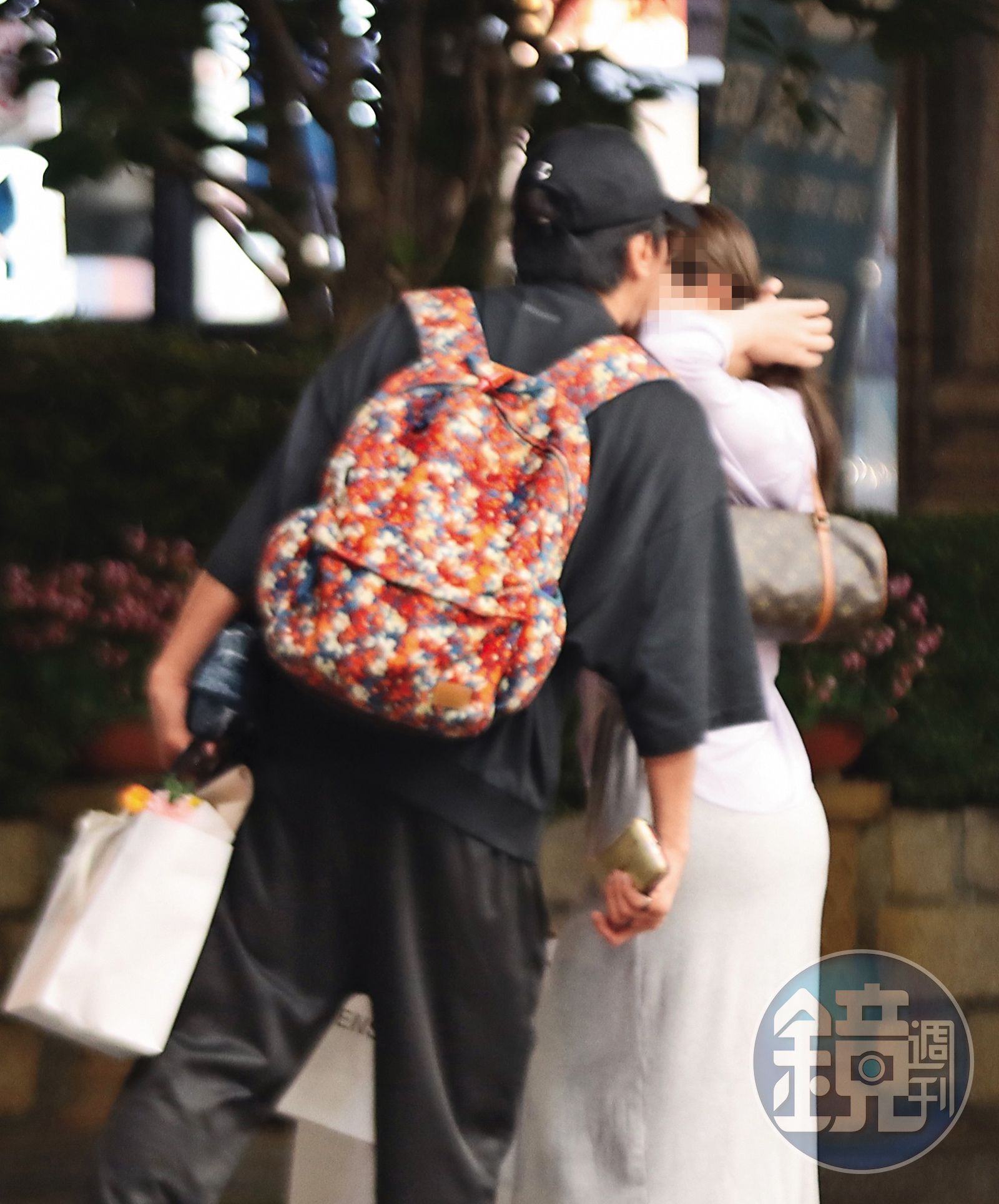 兩人互動就像老夫老妻般,Toro還大方在街頭親吻女方額頭,並一同回到Toro和父母同住的新北新店家中。(圖/鏡週刊)