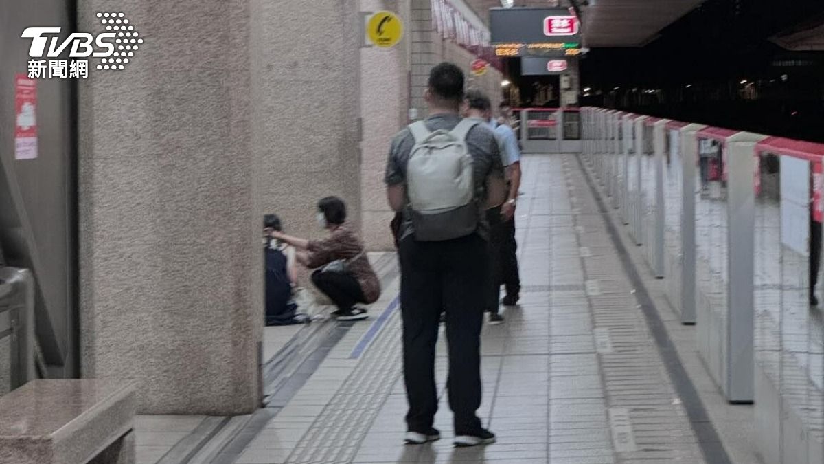 OL情緒失控用頭撞柱子受傷濺血後癱坐在地。(翻攝Threads)