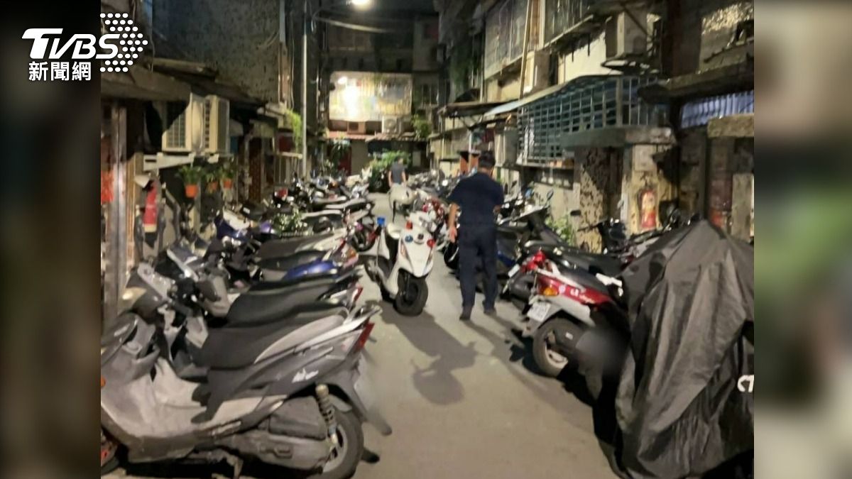 警方接獲報案電話指稱有男子持槍，到場查訪後才發現是一場鬧劇。（圖／TVBS）