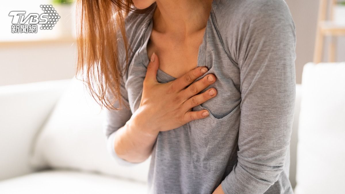 習慣or防走光?男不解女友彎腰「遮胸口」 眾人曝:這才是真因