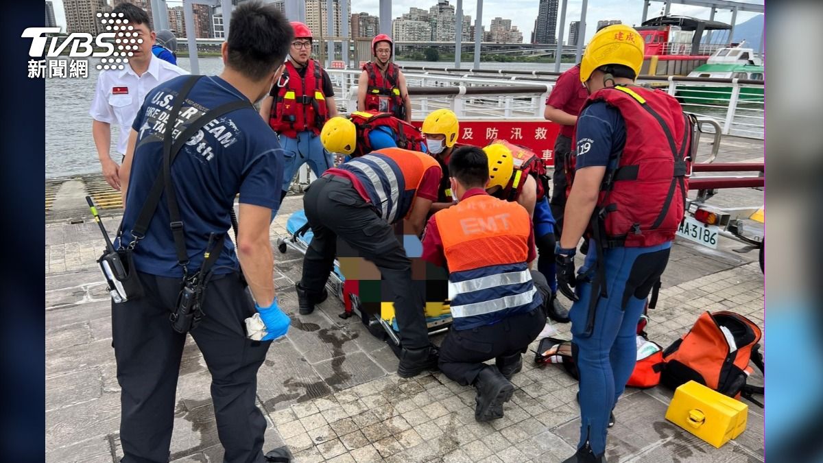 快訊/台北橋傳意外!中年男「遺留包包突墜橋」 無生命跡象搶救中