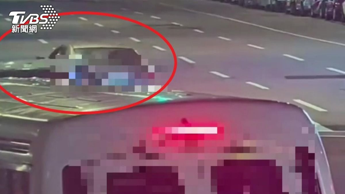 變換車道爆衝突！他狂按喇叭高速追逐　囂張亮球棒砸車