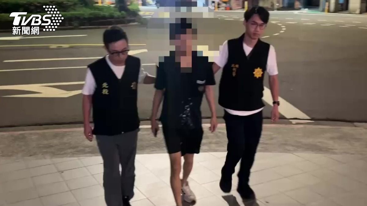 囂張砸車男子被警方依法送辦。(圖/TVBS)