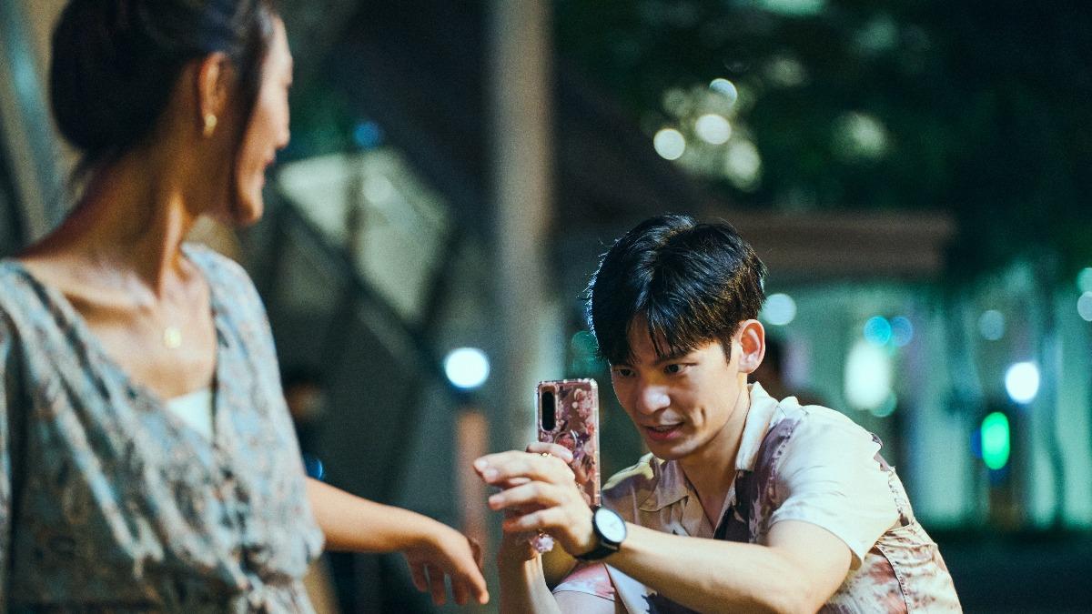 林柏宏幫拍網美照露出詭異笑容。(圖/CATCHPLAY提供)