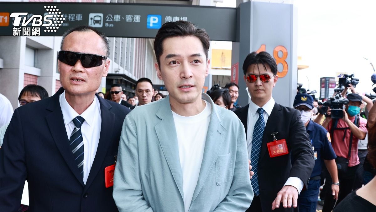快訊／胡歌來了！穿「青綠色」西裝現身松山機場　不明人士大喊：脫掉脫掉