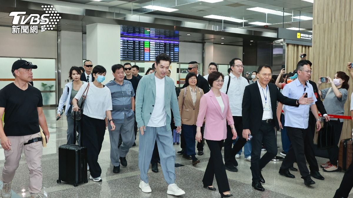 胡歌身穿灰綠色西裝外套帥氣現身。(圖/黃城碩攝)