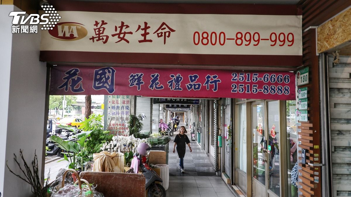 一殯周圍的殯葬業者。（圖／葉志明攝）