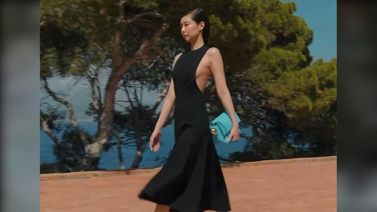 Jennie展現超模強勁氣場。(圖/翻攝自X)