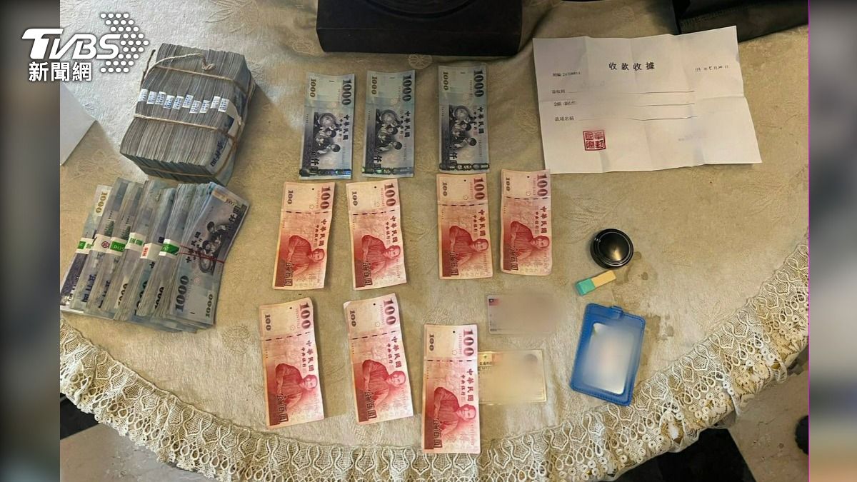 警方現場查扣168萬元現金、假證件等證物。(圖/TVBS