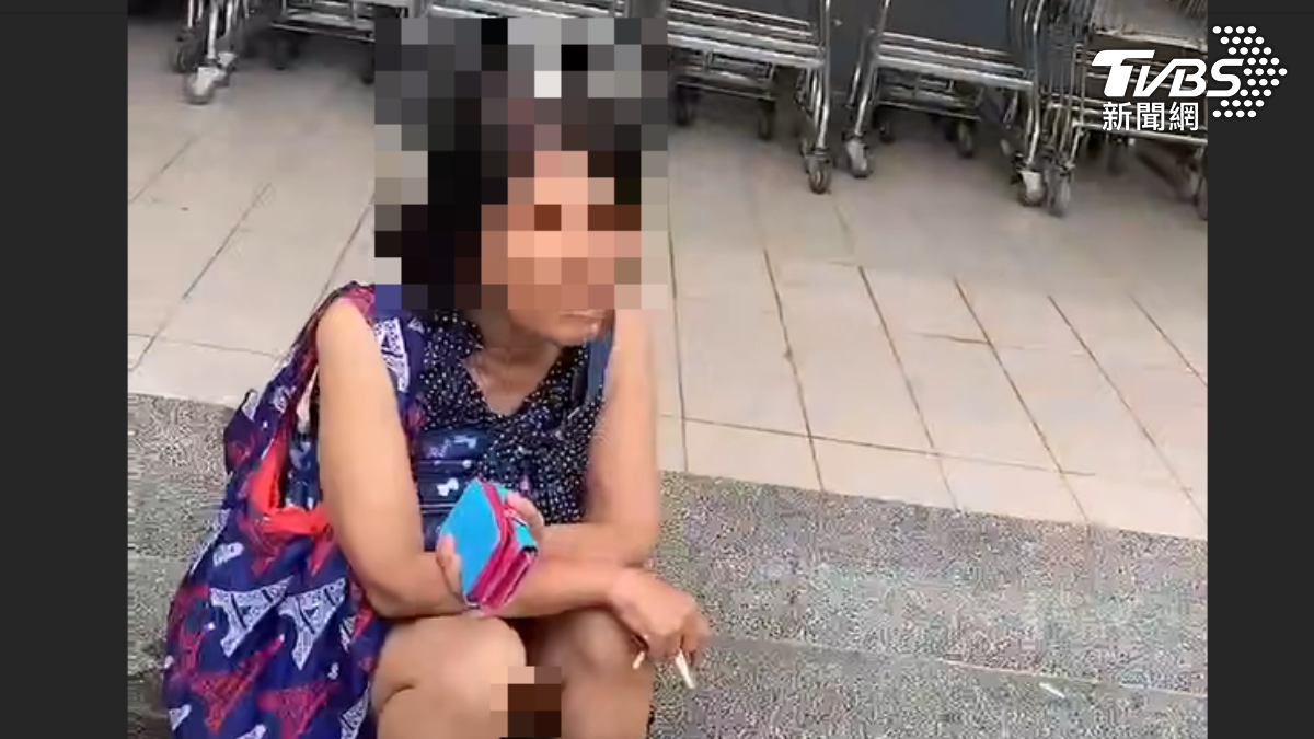 婦人行徑嚇壞乘客。(圖/TVBS)