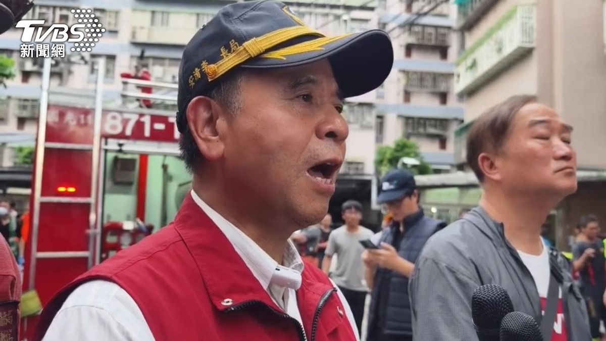 消防局長李清安表示,初步了解起火點在4樓客廳,疑似是充電中的鋰電池爆炸導致起火。(圖/翻攝畫面)
