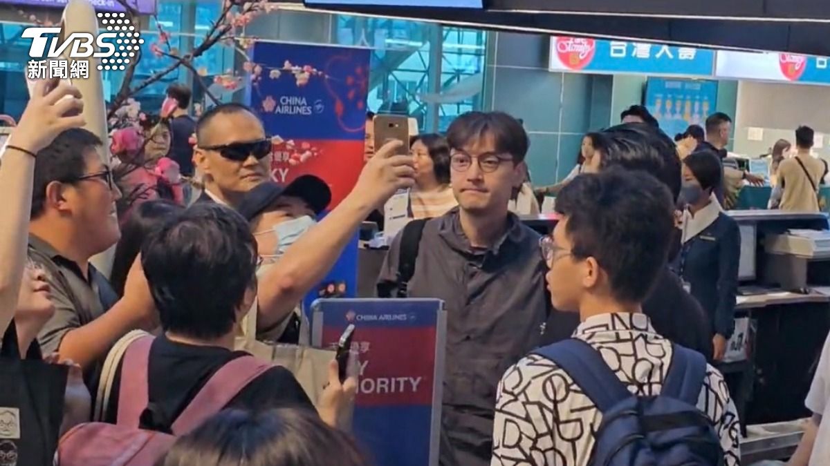 胡歌對合照粉絲來者不拒。(圖/TVBS)