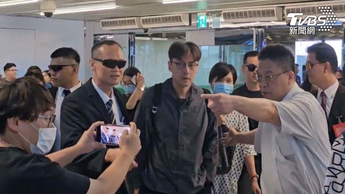 胡歌清晨現身桃園機場。(圖/TVBS)