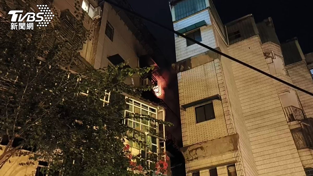 住宅竄出熊熊火勢。（圖／TVBS）