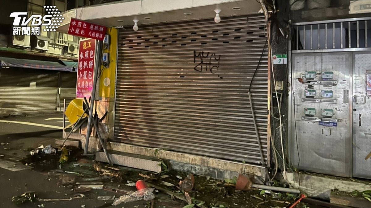 車禍現場遭波及店家還一度斷水斷電。（圖／TVBS）