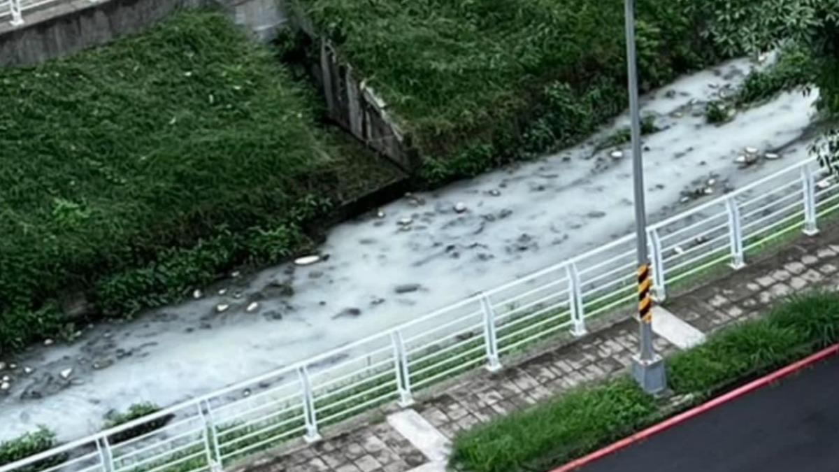高雄愛河慘變「牛奶河」抓到是誰幹的! 建商偷排粉刷廢水
