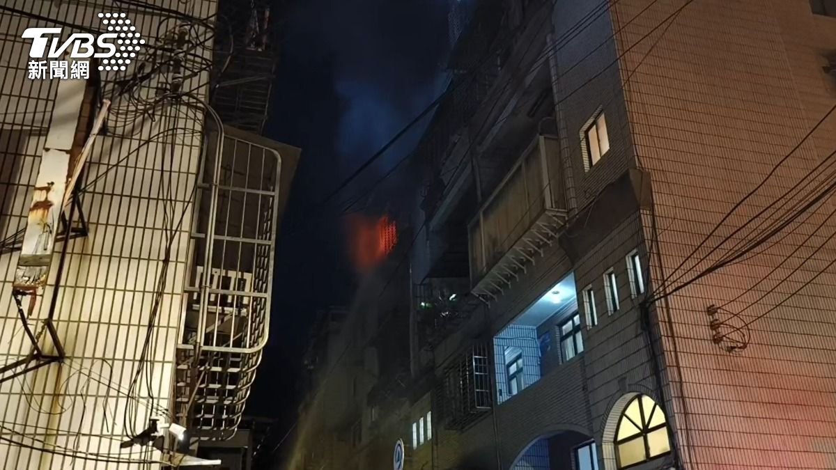 土城惡火住宅內部曝!濃煙隨室內梯往上竄 嗆暈母子送醫不治