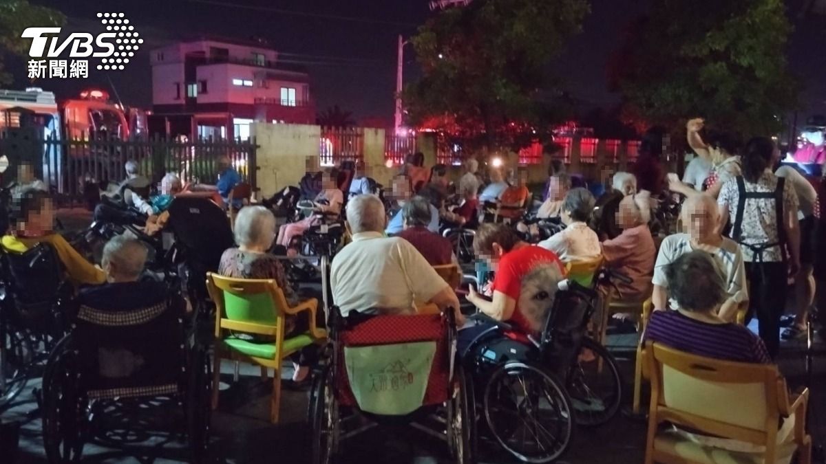 頂樓突冒煙！宜蘭長照機構暗夜火警　46位長者緊急疏散撤離