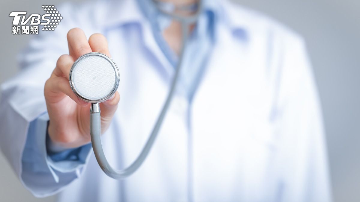 男校醫「聽診器伸進內褲」健檢 遭18名日童控訴他辯:為聽腸子聲音