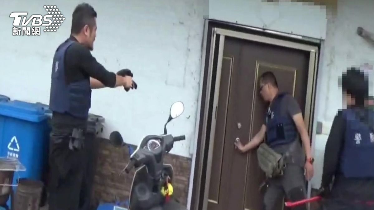 販毒集團小弟河堤試槍「挑釁警蒐證」! 警攻堅查獲貝瑞塔衝鋒槍