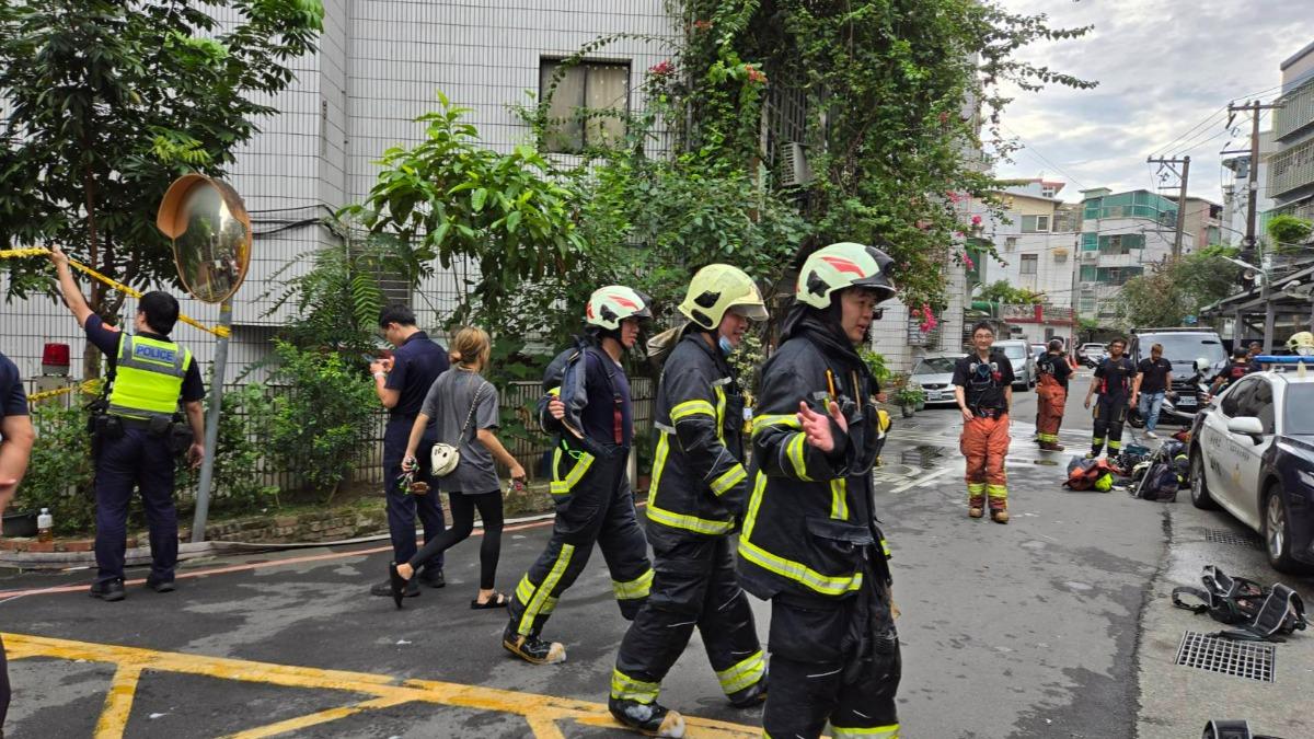 火警現場仍有許多消防員待命。(圖/民眾提供)