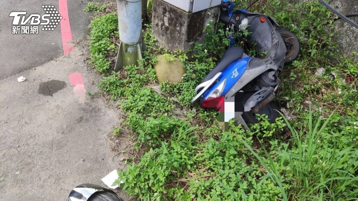 命大！基隆男騎士為閃拖板車　噴飛栽進草堆中僅手腕扭傷