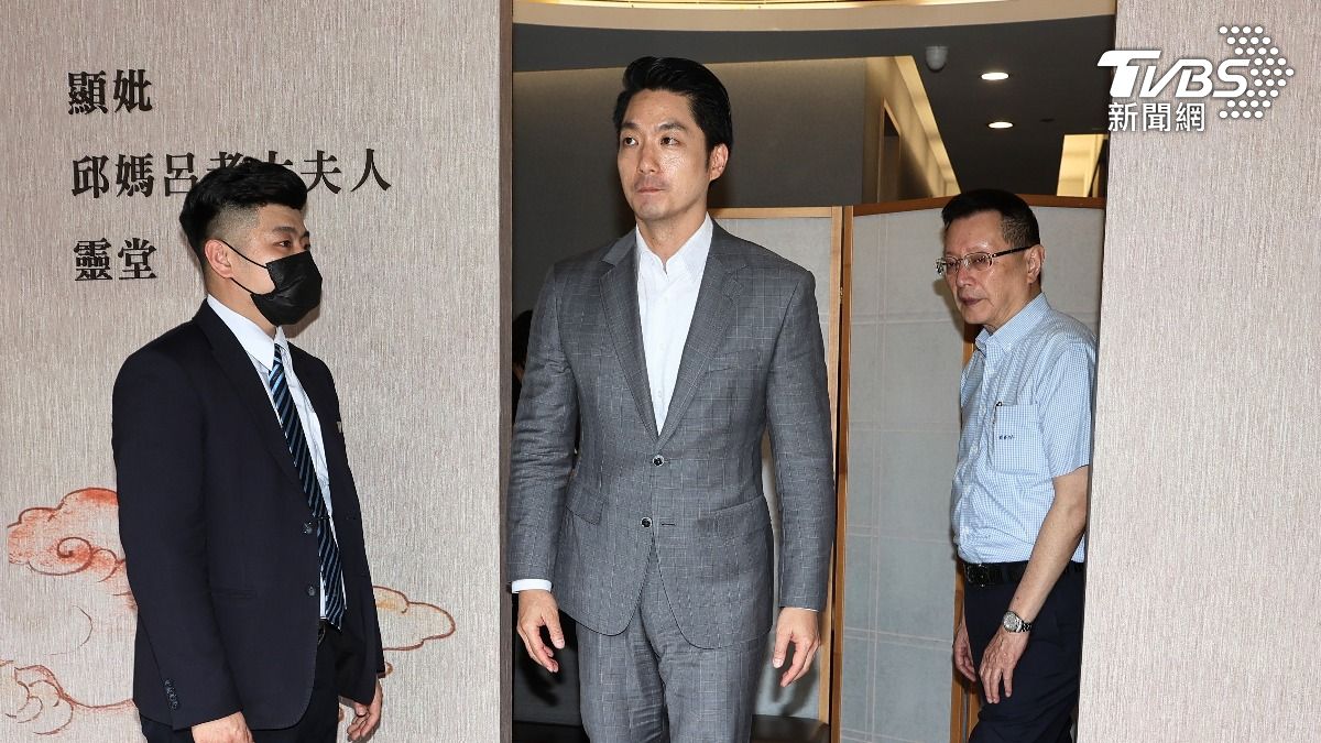 蔣萬安靈堂致哀!邱瓈寬「驚人身分曝光」 前警政署長也來了