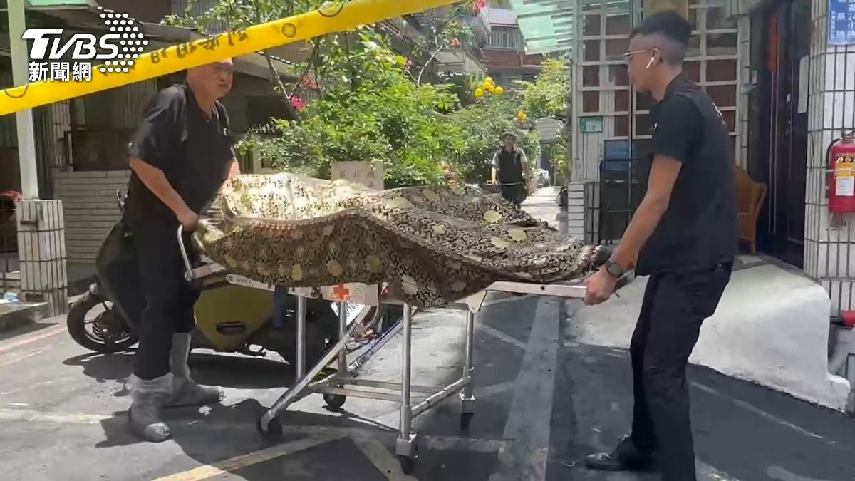 救女友困土城火場8小時!男遭鐵皮壓困 遺體移出已「嚴重碳化」
