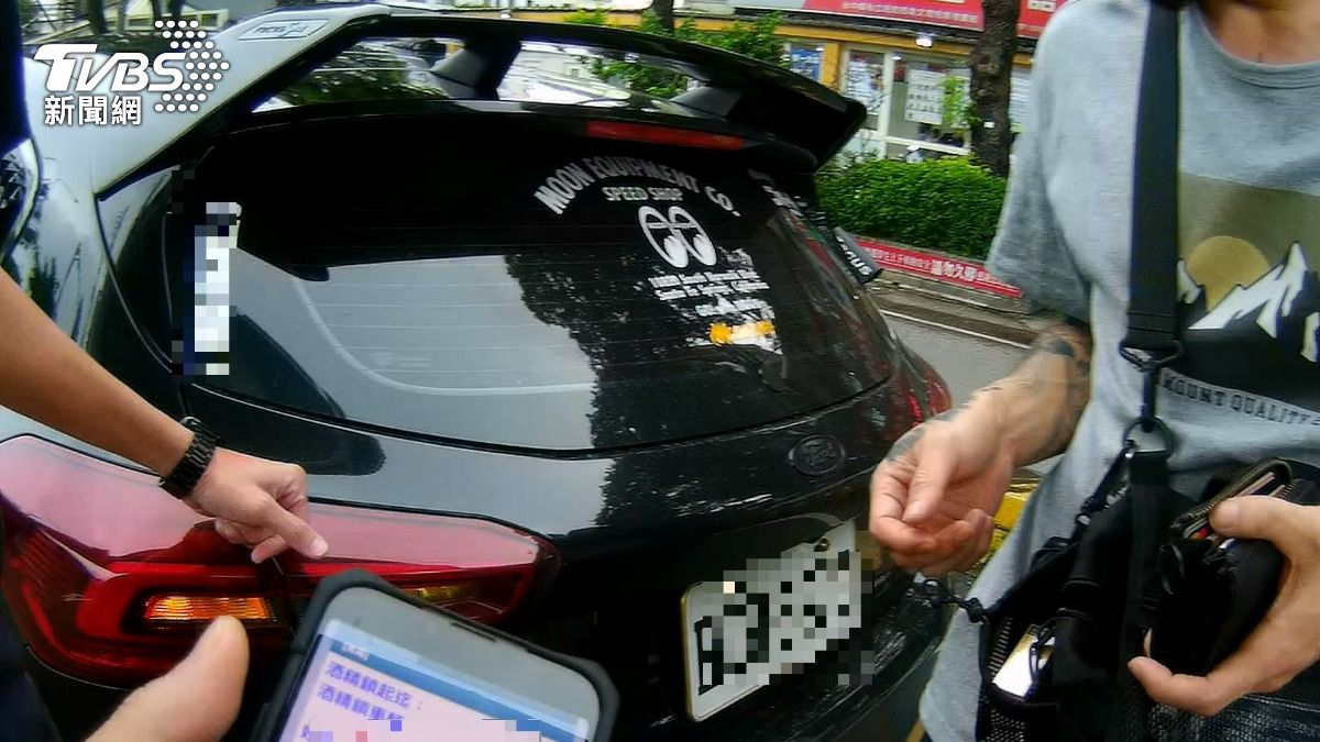 施男上網客製化車牌。(圖/TVBS)