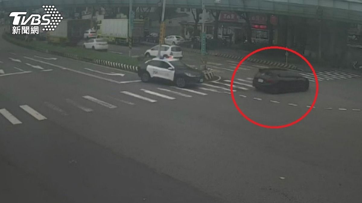 警方發現車牌相當可疑。(圖/TVBS)