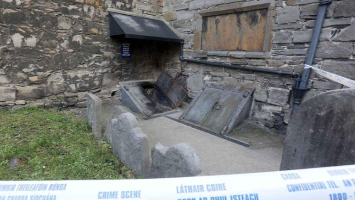 警方於「聖米佔教堂」(St. Michan’s church)事發現場圍起封鎖線,展開調查。(翻攝自/RTE)