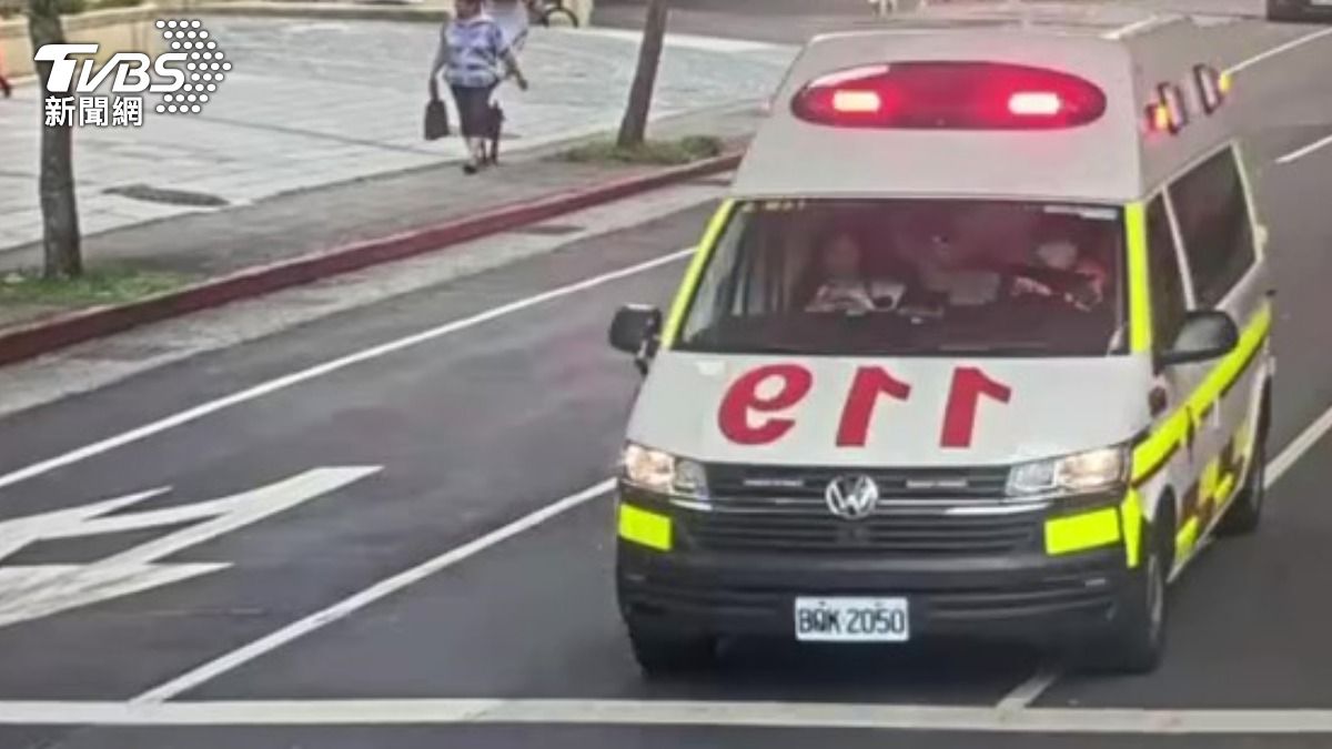 救護車到場將吳男送醫。(圖/TVBS)