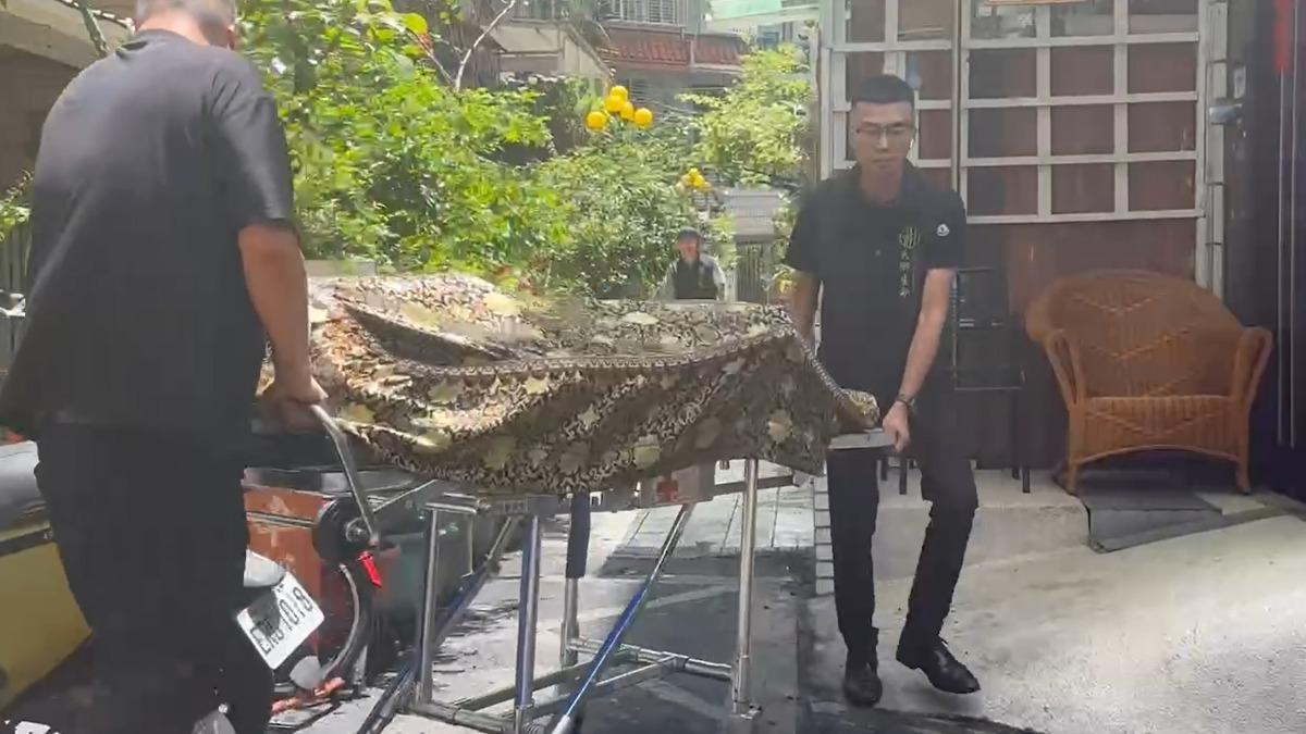 鄭姓男子葬身火窟,遺體稍早被移出火場。(圖/民眾提供)
