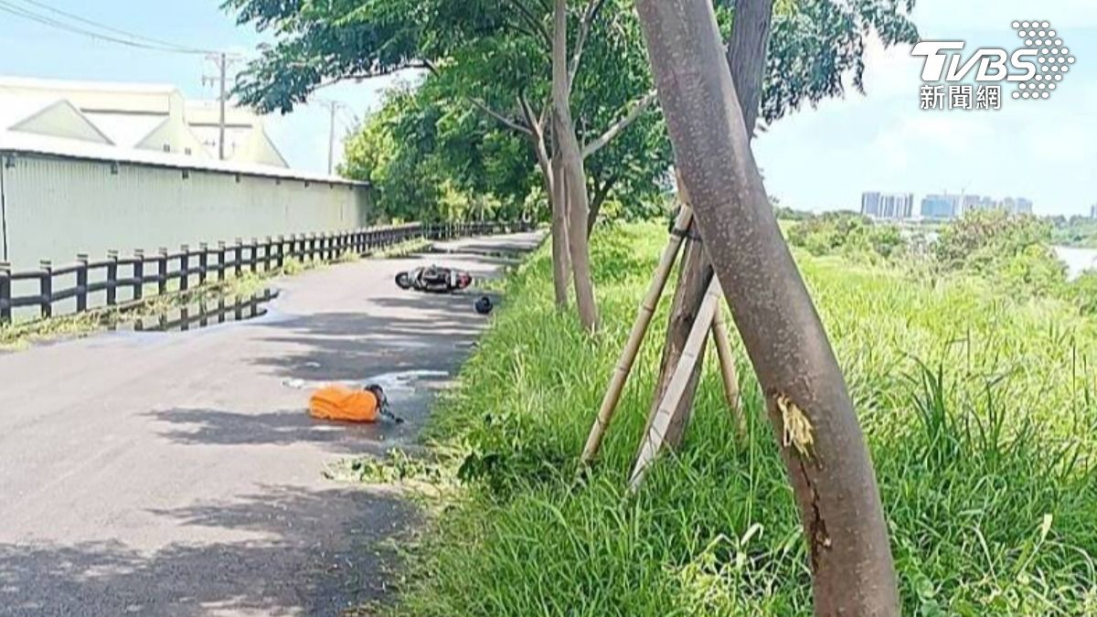 快訊/高雄男騎車離奇自摔 猛撞樹「頭破血流」躺草叢亡