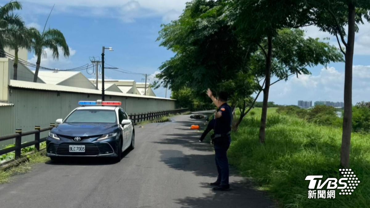 警方持閱監視器畫面,釐清詳細意外原因。(圖/TVBS)